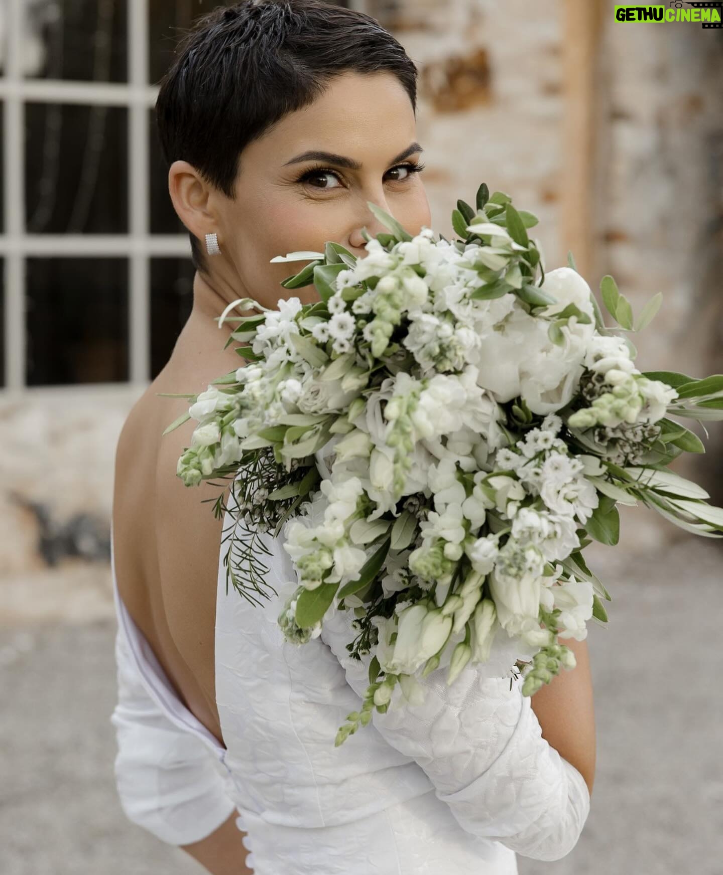 Vladimíra Erbová - 2.4K Likes - …ty nejkrásnější okamžiky v životě se neplánují, jednoduše se stanou….
Makeup @alinavagner.mua
Foto @fotografvazheninaelena
Video @perfilova_olgha
Prstýnky @retofy_official
Saty @blanka_kaksova
Oblek @caxa_men
Grafika @maca_grafika
Květiny @studioammi
Farář @makovicka.d
Místo @na_kmine
Příprava/ koordinace / výzdoba @svatebni_centrum_caxa @caxa.brno @avyourday
#svatebniinspirace #🤍