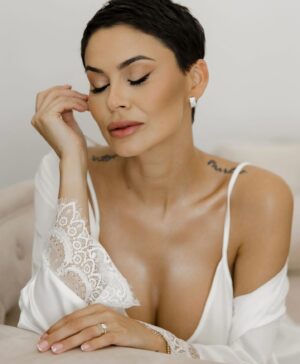 Vladimíra Erbová Instagram - …ty nejkrásnější okamžiky v životě se neplánují, jednoduše se stanou…. 
Makeup @alinavagner.mua 
Foto @fotografvazheninaelena 
Video @perfilova_olgha 
Prstýnky @retofy_official 
Saty @blanka_kaksova 
Oblek @caxa_men 
Grafika @maca_grafika 
Květiny @studioammi 
Farář @makovicka.d 
Místo @na_kmine 
Příprava/ koordinace / výzdoba @svatebni_centrum_caxa @caxa.brno @avyourday 

#svatebniinspirace #🤍