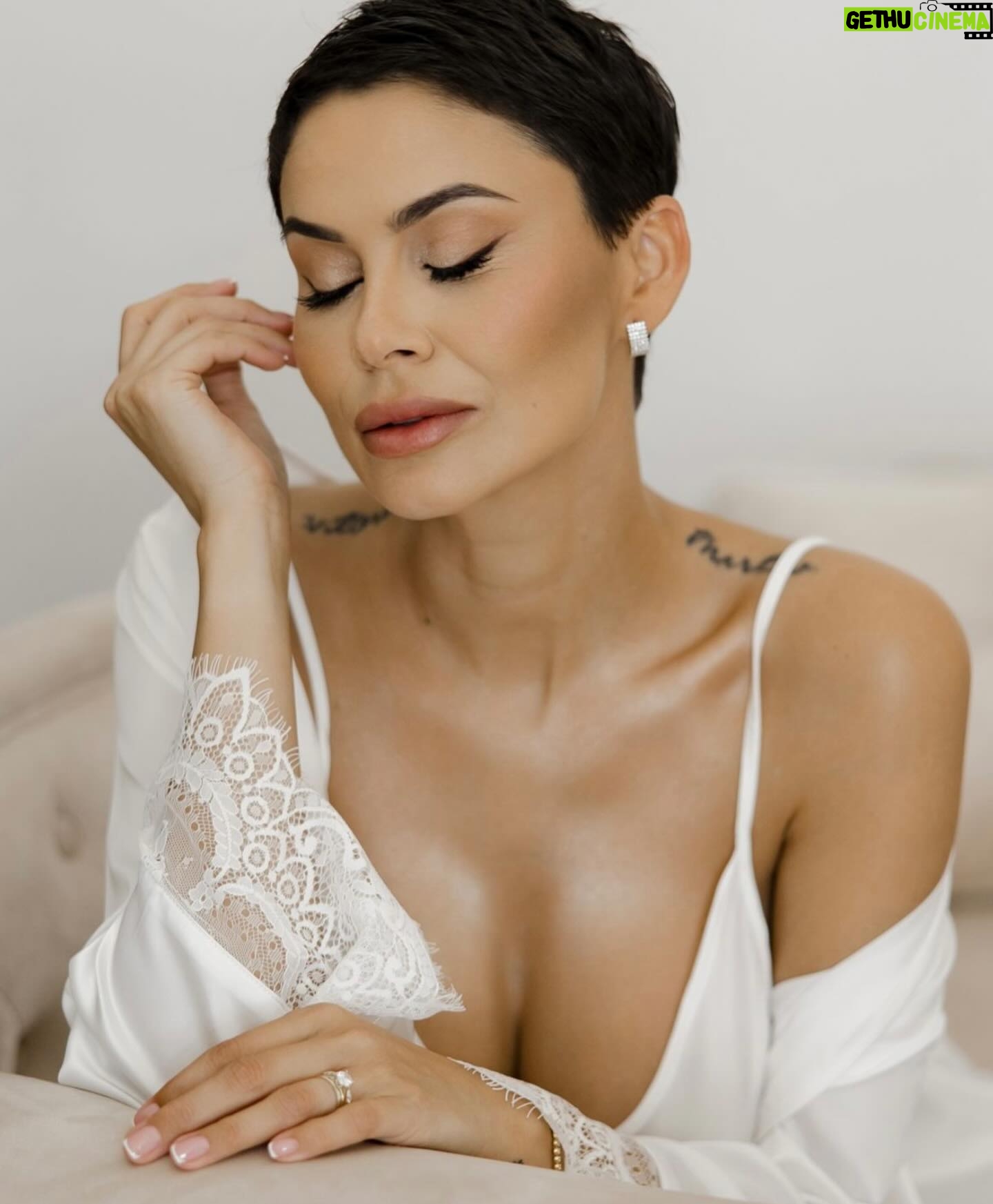 Vladimíra Erbová - 2.4K Likes - …ty nejkrásnější okamžiky v životě se neplánují, jednoduše se stanou….
Makeup @alinavagner.mua
Foto @fotografvazheninaelena
Video @perfilova_olgha
Prstýnky @retofy_official
Saty @blanka_kaksova
Oblek @caxa_men
Grafika @maca_grafika
Květiny @studioammi
Farář @makovicka.d
Místo @na_kmine
Příprava/ koordinace / výzdoba @svatebni_centrum_caxa @caxa.brno @avyourday
#svatebniinspirace #🤍