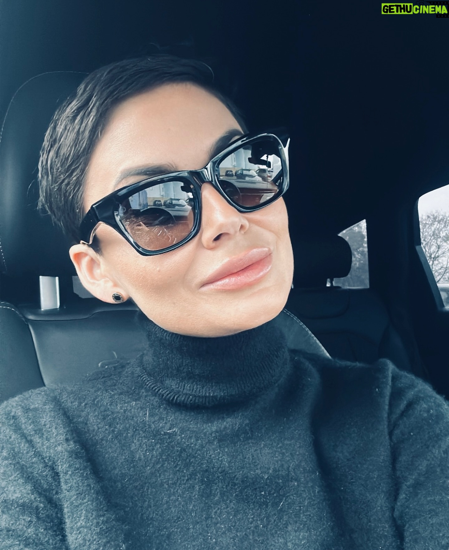 Vladimíra Erbová - 769 Likes - Včera jsem byla mladá, krásná, chytrá a sexy - a dneska mi je zle 😂😂😂 @laoptikachomutov #milujuvtipy #hezkyden #cekankanastadaku #🖤