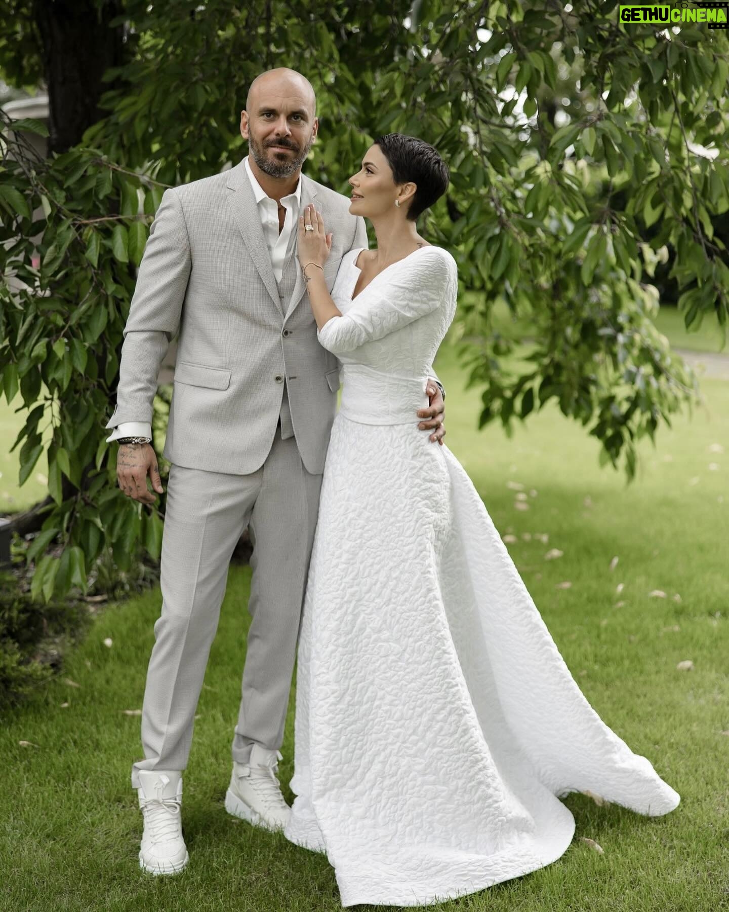 Vladimíra Erbová - 10.4K Likes - Život je příliš krátký na to, aby byl člověk sám. Příliš rychlý, abychom jím plýtvali. Není možné ho vrátit ani posunout. Žijme každým okamžikem, s láskou a pokorou…
@petr_ken_hynek
@caxa.brno
@svatebni_centrum_caxa
@caxa_men
@alinavagner.mua
@perfilova_olgha
@fotografvazheninaelena
@studioammi
@maca_grafika
@na_kmine
@retofy_official
Poděkování vám všem ….🤍 #svatbanaklic #🤍