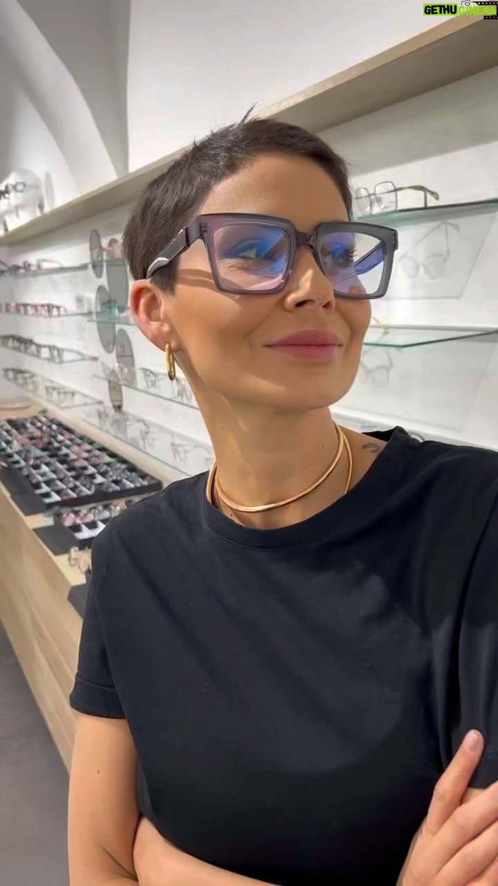 Vladimíra Erbová - 1.3K Likes - Tak konečně jsme se dočkaly! Brzy dorazí to, na co jsme se tak dlouho těšily a co nás už před dvěma lety na veletrhu v Mnichově uchvátilo a letos v Miláně pouze utvrdilo v tom, že italská značka TREE SPECTACLES bude v naší la optice! Ruční práce a kvalitní materiály v kombinaci s japonským titanem - TOP! @laoptikachomutov @treespectacles
#bryle #eyewear #eyewearfashion #acetate #italy #italyeyewear #handmade