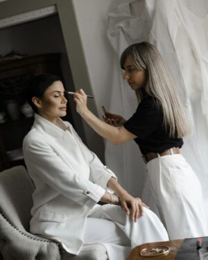 Vladimíra Erbová Instagram - Vždy jsem byla známa tím, že jsem se nerada nechala líčit… většinu života mám krátké vlasy a makeup je v mém případě velmi specifický. Je zároveň důležitý, aby se v něm žena cítila. Alinu jsem dostala na doporučení a viděli jsme se v den svatby bez zkoušky make-upu. Vše jsem nechala na ní a musím říct, že mi v konečném výsledku došla slova. Její práce se dá nazvat jedním slovem “dokonalost”. Zachovala jemnost a zároveň vytvořila ženskost. Takže dámy, pokud hledáte opravdu profíka ve svém oboru, je to právě Alina, která velmi úzce spolupracuje s fotografkou a kameramankou… tenhle tým holek je opravdu kouzelný. Holky děkuji 🤍🤍🤍 @alinavagner.mua @perfilova_olgha @fotografvazheninaelena
