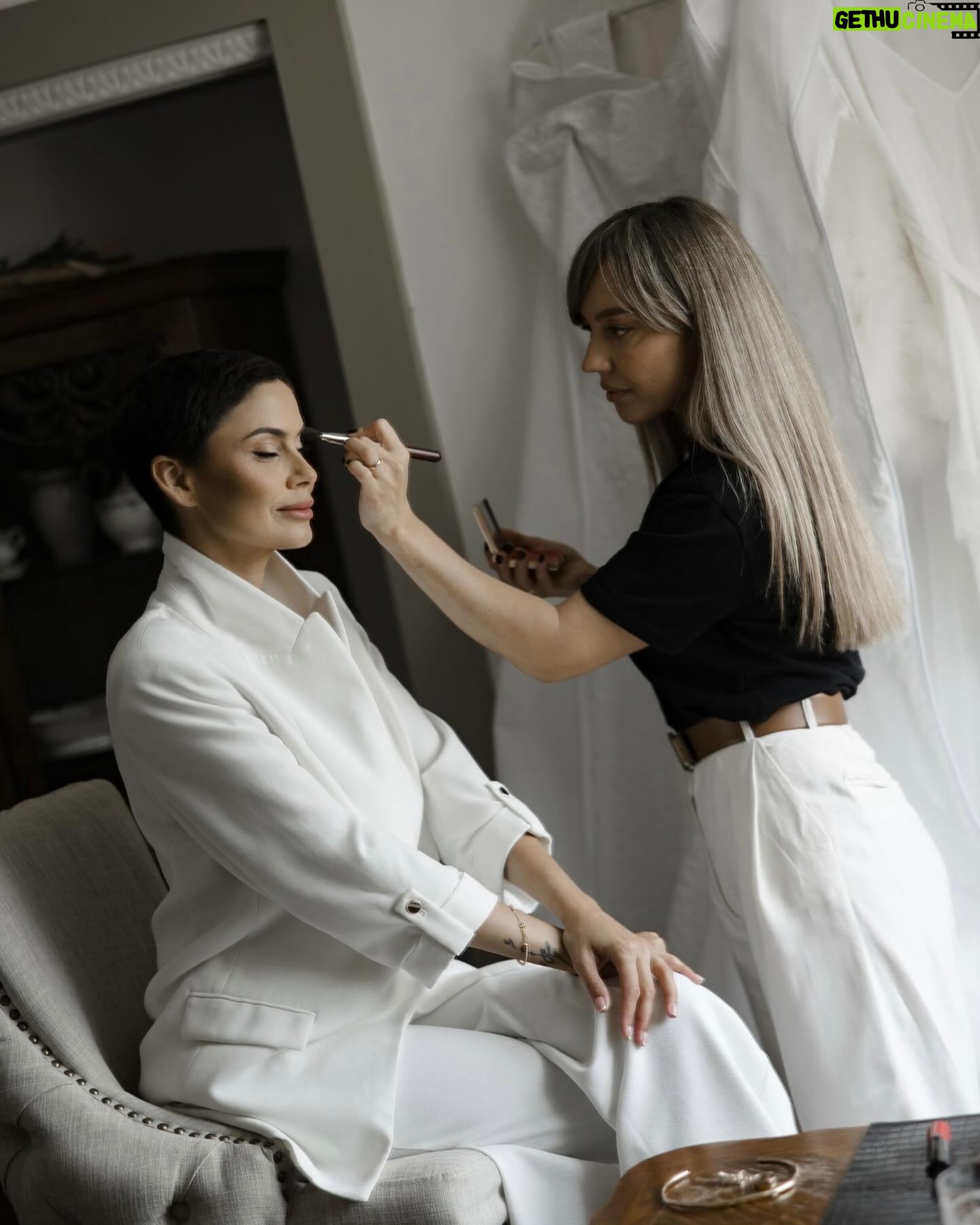 Vladimíra Erbová - 1.6K Likes - Vždy jsem byla známa tím, že jsem se nerada nechala líčit… většinu života mám krátké vlasy a makeup je v mém případě velmi specifický. Je zároveň důležitý, aby se v něm žena cítila. Alinu jsem dostala na doporučení a viděli jsme se v den svatby bez zkoušky make-upu. Vše jsem nechala na ní a musím říct, že mi v konečném výsledku došla slova. Její práce se dá nazvat jedním slovem “dokonalost”. Zachovala jemnost a zároveň vytvořila ženskost. Takže dámy, pokud hledáte opravdu profíka ve svém oboru, je to právě Alina, která velmi úzce spolupracuje s fotografkou a kameramankou… tenhle tým holek je opravdu kouzelný. Holky děkuji 🤍🤍🤍 @alinavagner.mua @perfilova_olgha @fotografvazheninaelena