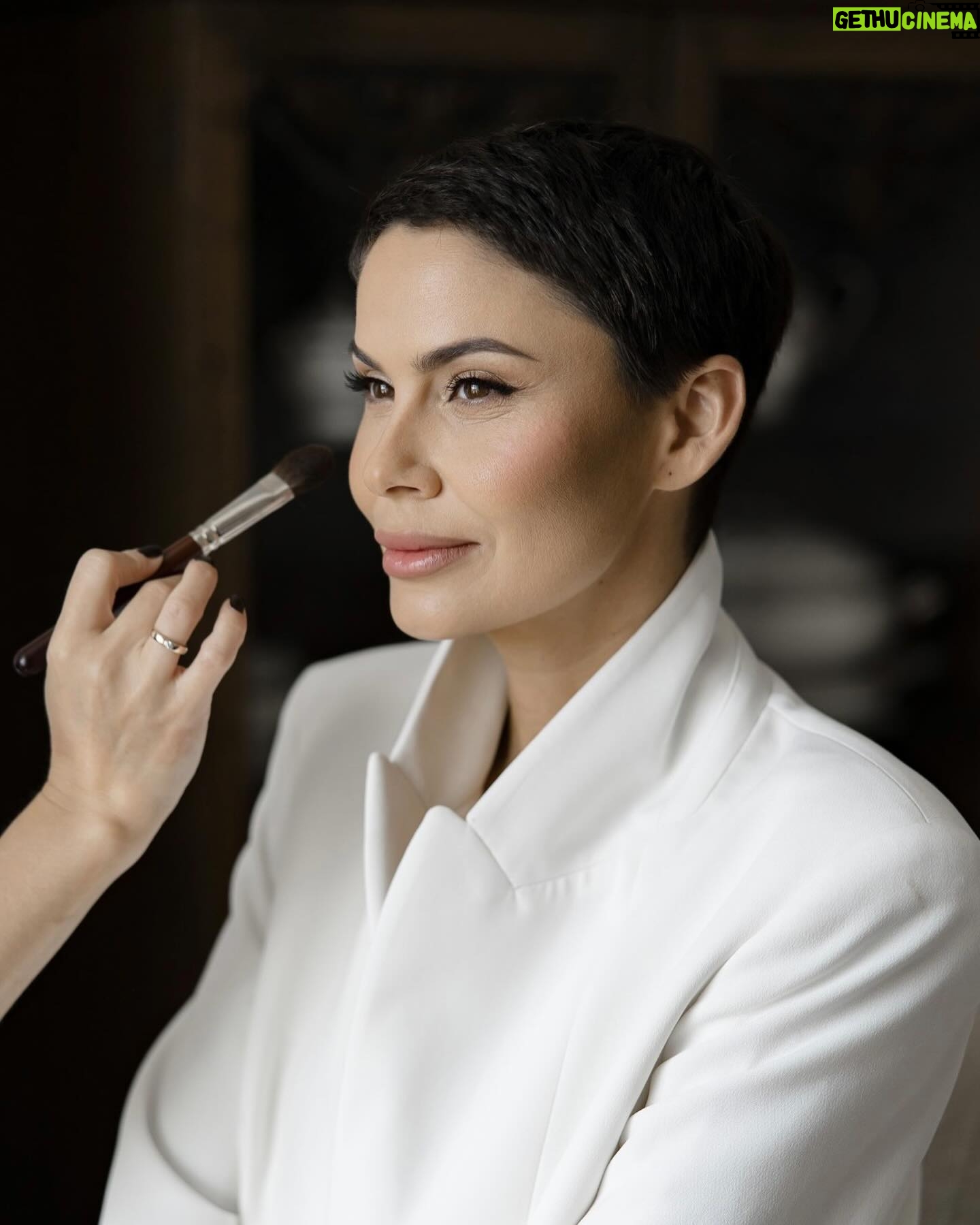 Vladimíra Erbová - 1.6K Likes - Vždy jsem byla známa tím, že jsem se nerada nechala líčit… většinu života mám krátké vlasy a makeup je v mém případě velmi specifický. Je zároveň důležitý, aby se v něm žena cítila. Alinu jsem dostala na doporučení a viděli jsme se v den svatby bez zkoušky make-upu. Vše jsem nechala na ní a musím říct, že mi v konečném výsledku došla slova. Její práce se dá nazvat jedním slovem “dokonalost”. Zachovala jemnost a zároveň vytvořila ženskost. Takže dámy, pokud hledáte opravdu profíka ve svém oboru, je to právě Alina, která velmi úzce spolupracuje s fotografkou a kameramankou… tenhle tým holek je opravdu kouzelný. Holky děkuji 🤍🤍🤍 @alinavagner.mua @perfilova_olgha @fotografvazheninaelena