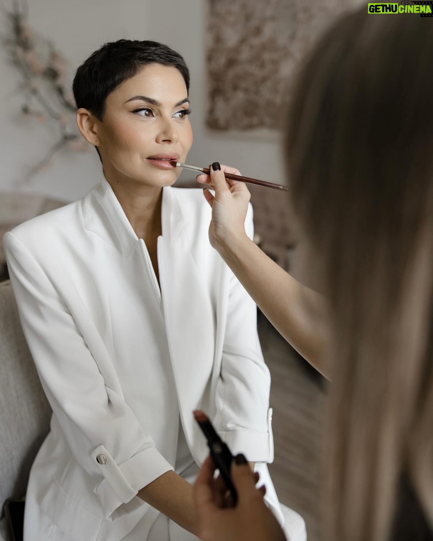 Vladimíra Erbová - 1.6K Likes - Vždy jsem byla známa tím, že jsem se nerada nechala líčit… většinu života mám krátké vlasy a makeup je v mém případě velmi specifický. Je zároveň důležitý, aby se v něm žena cítila. Alinu jsem dostala na doporučení a viděli jsme se v den svatby bez zkoušky make-upu. Vše jsem nechala na ní a musím říct, že mi v konečném výsledku došla slova. Její práce se dá nazvat jedním slovem “dokonalost”. Zachovala jemnost a zároveň vytvořila ženskost. Takže dámy, pokud hledáte opravdu profíka ve svém oboru, je to právě Alina, která velmi úzce spolupracuje s fotografkou a kameramankou… tenhle tým holek je opravdu kouzelný. Holky děkuji 🤍🤍🤍 @alinavagner.mua @perfilova_olgha @fotografvazheninaelena
