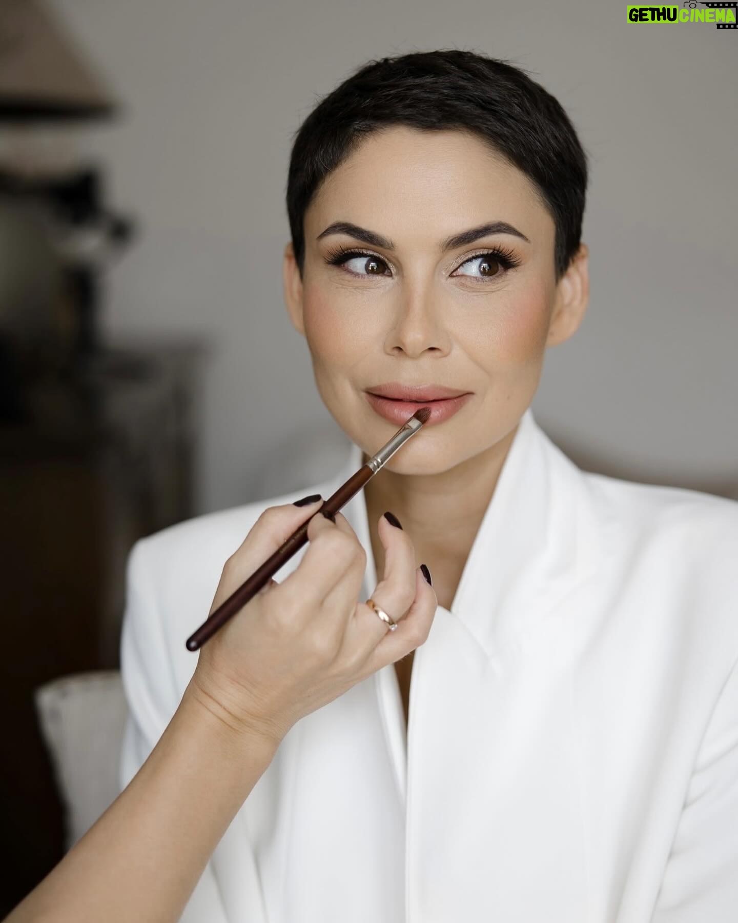 Vladimíra Erbová - 1.6K Likes - Vždy jsem byla známa tím, že jsem se nerada nechala líčit… většinu života mám krátké vlasy a makeup je v mém případě velmi specifický. Je zároveň důležitý, aby se v něm žena cítila. Alinu jsem dostala na doporučení a viděli jsme se v den svatby bez zkoušky make-upu. Vše jsem nechala na ní a musím říct, že mi v konečném výsledku došla slova. Její práce se dá nazvat jedním slovem “dokonalost”. Zachovala jemnost a zároveň vytvořila ženskost. Takže dámy, pokud hledáte opravdu profíka ve svém oboru, je to právě Alina, která velmi úzce spolupracuje s fotografkou a kameramankou… tenhle tým holek je opravdu kouzelný. Holky děkuji 🤍🤍🤍 @alinavagner.mua @perfilova_olgha @fotografvazheninaelena