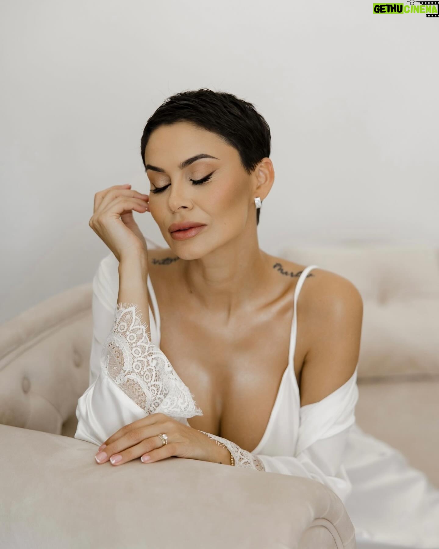 Vladimíra Erbová - 1.6K Likes - Vždy jsem byla známa tím, že jsem se nerada nechala líčit… většinu života mám krátké vlasy a makeup je v mém případě velmi specifický. Je zároveň důležitý, aby se v něm žena cítila. Alinu jsem dostala na doporučení a viděli jsme se v den svatby bez zkoušky make-upu. Vše jsem nechala na ní a musím říct, že mi v konečném výsledku došla slova. Její práce se dá nazvat jedním slovem “dokonalost”. Zachovala jemnost a zároveň vytvořila ženskost. Takže dámy, pokud hledáte opravdu profíka ve svém oboru, je to právě Alina, která velmi úzce spolupracuje s fotografkou a kameramankou… tenhle tým holek je opravdu kouzelný. Holky děkuji 🤍🤍🤍 @alinavagner.mua @perfilova_olgha @fotografvazheninaelena