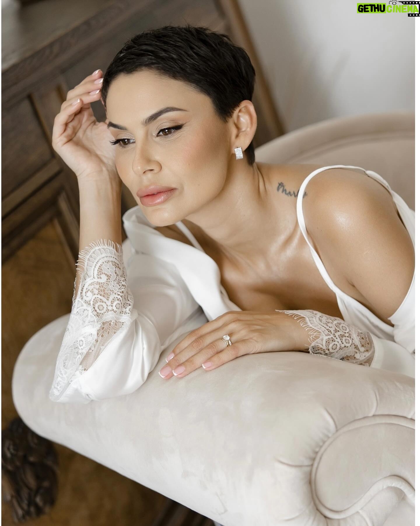 Vladimíra Erbová - 1.6K Likes - Vždy jsem byla známa tím, že jsem se nerada nechala líčit… většinu života mám krátké vlasy a makeup je v mém případě velmi specifický. Je zároveň důležitý, aby se v něm žena cítila. Alinu jsem dostala na doporučení a viděli jsme se v den svatby bez zkoušky make-upu. Vše jsem nechala na ní a musím říct, že mi v konečném výsledku došla slova. Její práce se dá nazvat jedním slovem “dokonalost”. Zachovala jemnost a zároveň vytvořila ženskost. Takže dámy, pokud hledáte opravdu profíka ve svém oboru, je to právě Alina, která velmi úzce spolupracuje s fotografkou a kameramankou… tenhle tým holek je opravdu kouzelný. Holky děkuji 🤍🤍🤍 @alinavagner.mua @perfilova_olgha @fotografvazheninaelena