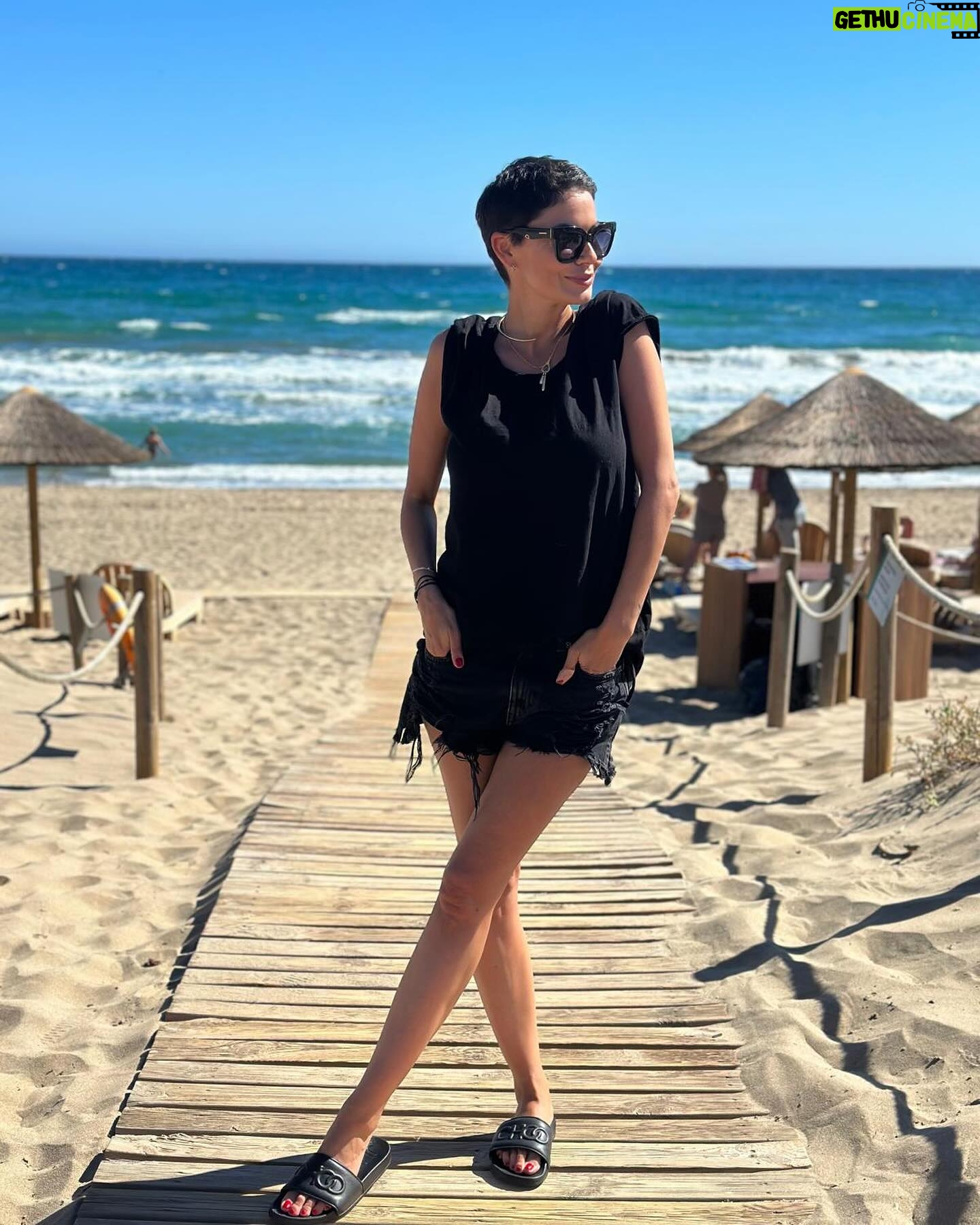 Vladimíra Erbová - 1.2K Likes - Správná žena se nikdy za nic neomlouvá. Leží nahá v posteli a dovolí ti, ať se sám rozhodneš, jestli jsi ještě naštvaný nebo ne ….😂😂😂😂 @laoptikachomutov @fashionplanetcz #marbella #milujuvtipy #❤️