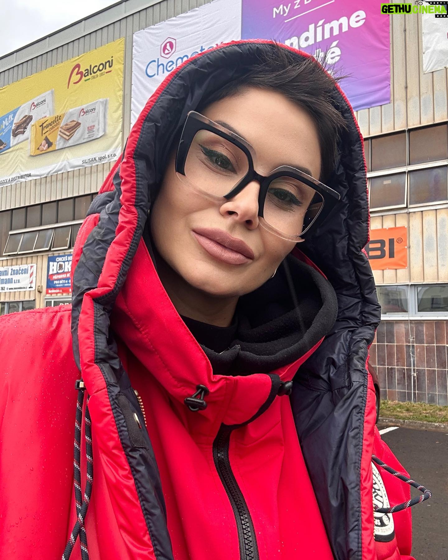 Vladimíra Erbová - 1.5K Likes - Když žena hubne, tak je zamilovaná …. Když žena přibere, tak je šťastná…. A když žena pustí stěrače, chystá se odbočit doprava …..
Brou …. @laoptikachomutov #milujuvtipy #laoptikachomutov #🤍