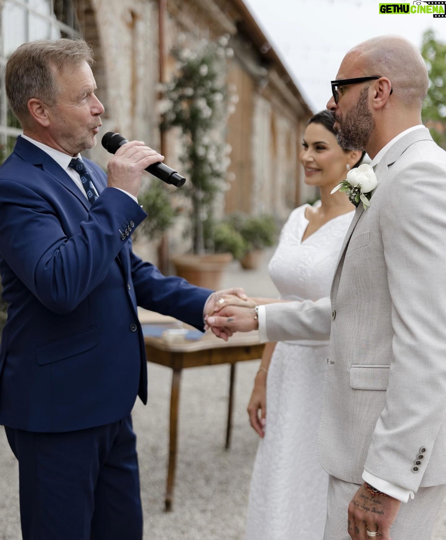 Vladimíra Erbová - 2.4K Likes - …ty nejkrásnější okamžiky v životě se neplánují, jednoduše se stanou….
Makeup @alinavagner.mua
Foto @fotografvazheninaelena
Video @perfilova_olgha
Prstýnky @retofy_official
Saty @blanka_kaksova
Oblek @caxa_men
Grafika @maca_grafika
Květiny @studioammi
Farář @makovicka.d
Místo @na_kmine
Příprava/ koordinace / výzdoba @svatebni_centrum_caxa @caxa.brno @avyourday
#svatebniinspirace #🤍