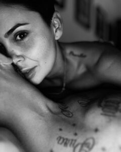 Vladimíra Erbová Instagram - … a budu šťastná !!! I kdybych si kurva to štěstí měla  nakreslit …😂#milujuvtipy #my🖤