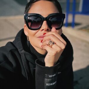 Vladimíra Erbová Instagram - …abych se uvolnila od stresu, tak dělám jógu …. 😂 dělám si prdel, piju víno v legínách na jógu …. @fashionplanetcz @laoptikachomutov #hezkyden #milujuvtipy #fashionplanetcz #pdpaola #laoptikachomutov #🖤