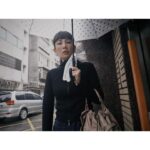 Waa Wei Instagram - - 1.仍然是路易拍的媽媽。 2.最近到處都有茂密的花，春天的花好像都特別開心，而且都很香，我也很香。 3.名從法國帶回來的瑪德蓮配咖啡也太美味了，還是我在想念法國了。 4.我：「路易，幫媽媽拍一張！」路易：「不要！」我：「拜託！」，他拍了，但有指定動作，「媽媽，你當一下閃電俠！」⚡️ 5.那天去路易的學校開他即將要升大班的會，園長在說話的時候我看似認真做筆記，但數度想要落淚，但旁邊有其他家長我怎麼好意思哭，果然一個人走回家的路上還是忍不住，怎麼一下子就要大班了，媽媽捨不得🥹 6.小鴨鴨好軟好可愛喔，好想養喔，還是養到不知道怎麼辦的時候再帶回去山上還給老爸好了，哈哈哈。 7.他們是我得金曲獎的時候一直在哭的兩個男人。 8.熊貓奧特曼，沒看過了吧，嘿嘿。 9.我好喜歡吃水餃，這個剝皮辣椒水餃好好吃，我現在好餓喔，此時此刻的我好餓。 10.我一聽到他挑食我就趕快去買好吃的給他吃，然後一口一口餵他吃到他打嗝，太可愛了啦，好可愛好可愛喔！