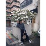 Waa Wei Instagram - - 1.仍然是路易拍的媽媽。 2.最近到處都有茂密的花，春天的花好像都特別開心，而且都很香，我也很香。 3.名從法國帶回來的瑪德蓮配咖啡也太美味了，還是我在想念法國了。 4.我：「路易，幫媽媽拍一張！」路易：「不要！」我：「拜託！」，他拍了，但有指定動作，「媽媽，你當一下閃電俠！」⚡️ 5.那天去路易的學校開他即將要升大班的會，園長在說話的時候我看似認真做筆記，但數度想要落淚，但旁邊有其他家長我怎麼好意思哭，果然一個人走回家的路上還是忍不住，怎麼一下子就要大班了，媽媽捨不得🥹 6.小鴨鴨好軟好可愛喔，好想養喔，還是養到不知道怎麼辦的時候再帶回去山上還給老爸好了，哈哈哈。 7.他們是我得金曲獎的時候一直在哭的兩個男人。 8.熊貓奧特曼，沒看過了吧，嘿嘿。 9.我好喜歡吃水餃，這個剝皮辣椒水餃好好吃，我現在好餓喔，此時此刻的我好餓。 10.我一聽到他挑食我就趕快去買好吃的給他吃，然後一口一口餵他吃到他打嗝，太可愛了啦，好可愛好可愛喔！
