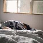 Waa Wei Instagram - 週日的早晨⋯ 兒；「媽媽，你要起床了嗎？」 我：「好，可是我想賴床⋯」 兒：「媽媽，起來了！」 我：「好！我起來了！」 重複對話大概5遍之後，我才去刷牙洗臉。