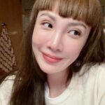 Waa Wei Instagram - 愛因斯坦寫給女兒的信裡說著「愛是一切的答案。」 我真的知道「愛」是什麼嗎？為什麼我每次看到「愛」這麼美好的字的時候，總是會感覺「痛」隱隱約約的就像個影子一樣藏在後面。 愛可能不太像是橡皮擦一樣會把所有錯誤都擦乾淨，愛比較像是藥膏，會慢慢把傷口癒合，但好了之後還是會留著疤痕。 愛一個人很容易，你會因為對方的好而愛上他，不愛了也很容易，有些人可以說不愛馬上就不愛了。 如果有一個人在看過你的軟弱，知道你的難受，別人都懷疑你的時候，他還是願意相信你，而且仍然堅定的愛著你，可能大家都笑他傻，但你如果真的錯過他了，全世界最笨的，是你。 愛是答案，但是愛從來都不需要計算。 - 我唱晚安晚安的時候都會說：「說晚安比說我愛你的重量更重。」 原來晚安就藏在我愛你裡面，520，晚安你。 #我要跑去你的夢裡找你說