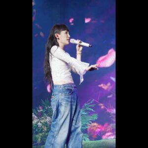 Waa Wei Instagram - 經紀人今天訊息我叫我以後不要穿黑色，因為看起來太瘦了，我以為他在開什麼愚人節的玩笑，結果他是說真的，但穿白色可以。

好想喝湯喔，最後一張的湯太好喝了，豆腐也好好吃，湯底是白胡椒味道的，台北哪裡有白胡椒的湯可以喝，可以和我分享嗎。

我早上睡太熟了，按掉鬧鐘害兒子上學遲到，真抱歉，媽媽累累，但我晚上會準時去電台上班的。

愚人節要幹嘛，告白嗎？Happy April Fools‘ Day！