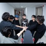 Waa Wei Instagram - Have a nice day之Little nice day的巡演正式的告一段落，這張專輯發行到現在也即將要3年了，每一場的演出我都好喜歡，每一次我都好珍惜，Lovely baby一次比一次更成熟，我們的團隊也是一次比一次更棒，我們或許不是那麼完美，但我們是非常獨特又令人難忘的，而且特別有愛。 只要我們在一起，就會「很好」。 - 最後一場的驚喜，謝謝童童來玩，原本傷心的《晚安晚安》變得浪漫了，我們還唱了一起寫的新歌《可憐的東西》，這首歌會收錄在他今年會發行的新專輯裡。 誰能抵擋得住他的魅力呢～ 我們好可愛喔！ @grey_waters - 接下來還有幾個音樂節的演出，然後我也要準備新的專輯了，魏如萱加油！ - 謝謝來看演唱會的你們，這次不說再見，我們說晚安！ #魏千金深深一鞠躬 #愛上我了齁你完蛋了