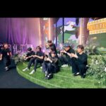 Waa Wei Instagram - Have a nice day之Little nice day的巡演正式的告一段落，這張專輯發行到現在也即將要3年了，每一場的演出我都好喜歡，每一次我都好珍惜，Lovely baby一次比一次更成熟，我們的團隊也是一次比一次更棒，我們或許不是那麼完美，但我們是非常獨特又令人難忘的，而且特別有愛。 只要我們在一起，就會「很好」。 - 最後一場的驚喜，謝謝童童來玩，原本傷心的《晚安晚安》變得浪漫了，我們還唱了一起寫的新歌《可憐的東西》，這首歌會收錄在他今年會發行的新專輯裡。 誰能抵擋得住他的魅力呢～ 我們好可愛喔！ @grey_waters - 接下來還有幾個音樂節的演出，然後我也要準備新的專輯了，魏如萱加油！ - 謝謝來看演唱會的你們，這次不說再見，我們說晚安！ #魏千金深深一鞠躬 #愛上我了齁你完蛋了