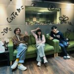 Waa Wei Instagram - - 1.仍然是路易拍的媽媽。 2.最近到處都有茂密的花，春天的花好像都特別開心，而且都很香，我也很香。 3.名從法國帶回來的瑪德蓮配咖啡也太美味了，還是我在想念法國了。 4.我：「路易，幫媽媽拍一張！」路易：「不要！」我：「拜託！」，他拍了，但有指定動作，「媽媽，你當一下閃電俠！」⚡️ 5.那天去路易的學校開他即將要升大班的會，園長在說話的時候我看似認真做筆記，但數度想要落淚，但旁邊有其他家長我怎麼好意思哭，果然一個人走回家的路上還是忍不住，怎麼一下子就要大班了，媽媽捨不得🥹 6.小鴨鴨好軟好可愛喔，好想養喔，還是養到不知道怎麼辦的時候再帶回去山上還給老爸好了，哈哈哈。 7.他們是我得金曲獎的時候一直在哭的兩個男人。 8.熊貓奧特曼，沒看過了吧，嘿嘿。 9.我好喜歡吃水餃，這個剝皮辣椒水餃好好吃，我現在好餓喔，此時此刻的我好餓。 10.我一聽到他挑食我就趕快去買好吃的給他吃，然後一口一口餵他吃到他打嗝，太可愛了啦，好可愛好可愛喔！