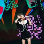Waa Wei Instagram - 一定是很喜歡的人，才會這樣不顧一切的就是要見上一面吧。 那種拼了命的，腦袋還在懷疑自己，但腳卻勇往直前的去了。 這場大暴雨讓所有來的人都濕濕黏黏的，但是臉上卻異常開朗的發著光，哎呀，這是真愛了。 - 鮮花不可能永遠保持完美，風吹雨淋日曬都是必要的養分，這才是有機的生命，不可能每一天都是無暇的，所以我們總是盡力找到快樂，並且盡可能的珍惜。 - 謝謝你們的在乎，你們的喜歡讓我像花一樣，花開得很慢，但還是開了，開得好好的。 #廣州_Little_nice_day