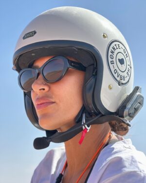 Wafa El Mejjad Instagram - Merci @shoeieurope de nous avoir équipé pour cette belle aventure riche en émotion , merci ma pilote @sophiemolesti de nous avoir fait slider dans les dunes merci pour les fou rire ! C’était magique alors merci 🙏🏼