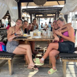 Wafa El Mejjad Instagram - Je voulais aussi remercier mes copines de kohlanta avec qui nous avons un lien très fort ! @taniakohlanta @annsoavocado_kohlanta vous êtes juste des rayons de soleil merci 🤍