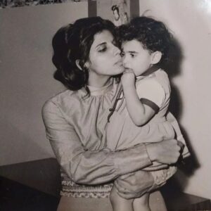 Wafaa Sadeq Instagram - من يومى وانا مفكره ..
امى حضنانى وبتبوسنى وانا افكر 🌹❤️