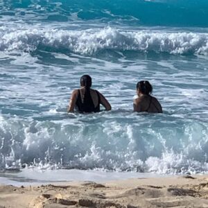 Wafaa Sadeq Instagram - أنا والكاش نصارع الأمواج من على الشط 🌞🌞🌞🌊🌊🌊🏊🏊🏊
@amalkush