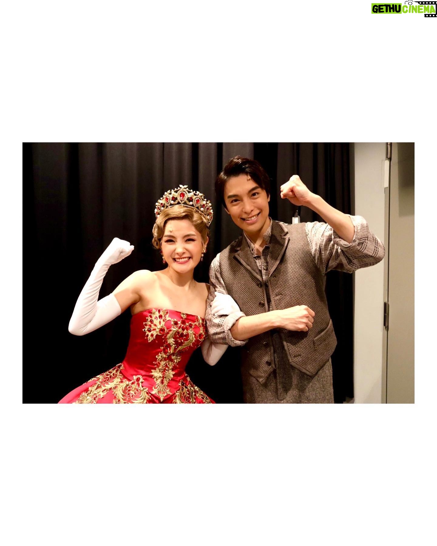 Wakana Aoi - 3 Likes - .
「ANASTASIA」東京公演千秋楽を迎えました!
やり切った〜!!
応援ありがとうございました🥹
波瀾万丈、大変な時もあったけど本当に充実した旅でした。
いつでもこのお話の持つ、夢や希望、明るいパワーに背中を押してもらって立っていました☺️
時には闘い、時には寄りかかり、本当に支えてもらったディマ達との写真を。
心から救われた瞬間が何度もありました。最高のバディ!😆(バディでいいのかな笑)
そして、いつだって前向きに愛らしいトリオの写真も!
このトリオ大好き!どんな冒険だって私たちなりに楽しめちゃう気がしてくる、本当に心強い存在です。
禅さんヴラドとは写真が撮れなかったのでそれはまた大阪の旅で。。
みなさま、改めて東京公演の応援ありがとうございました。最後までやり切ることができたのは、本当に大きな意味があるなと思います。
次は大阪へ!
まだまだ楽しみます😊
#ANASTASIA
#海宝直人
#相葉裕樹
#内海啓貴
#大澄賢也