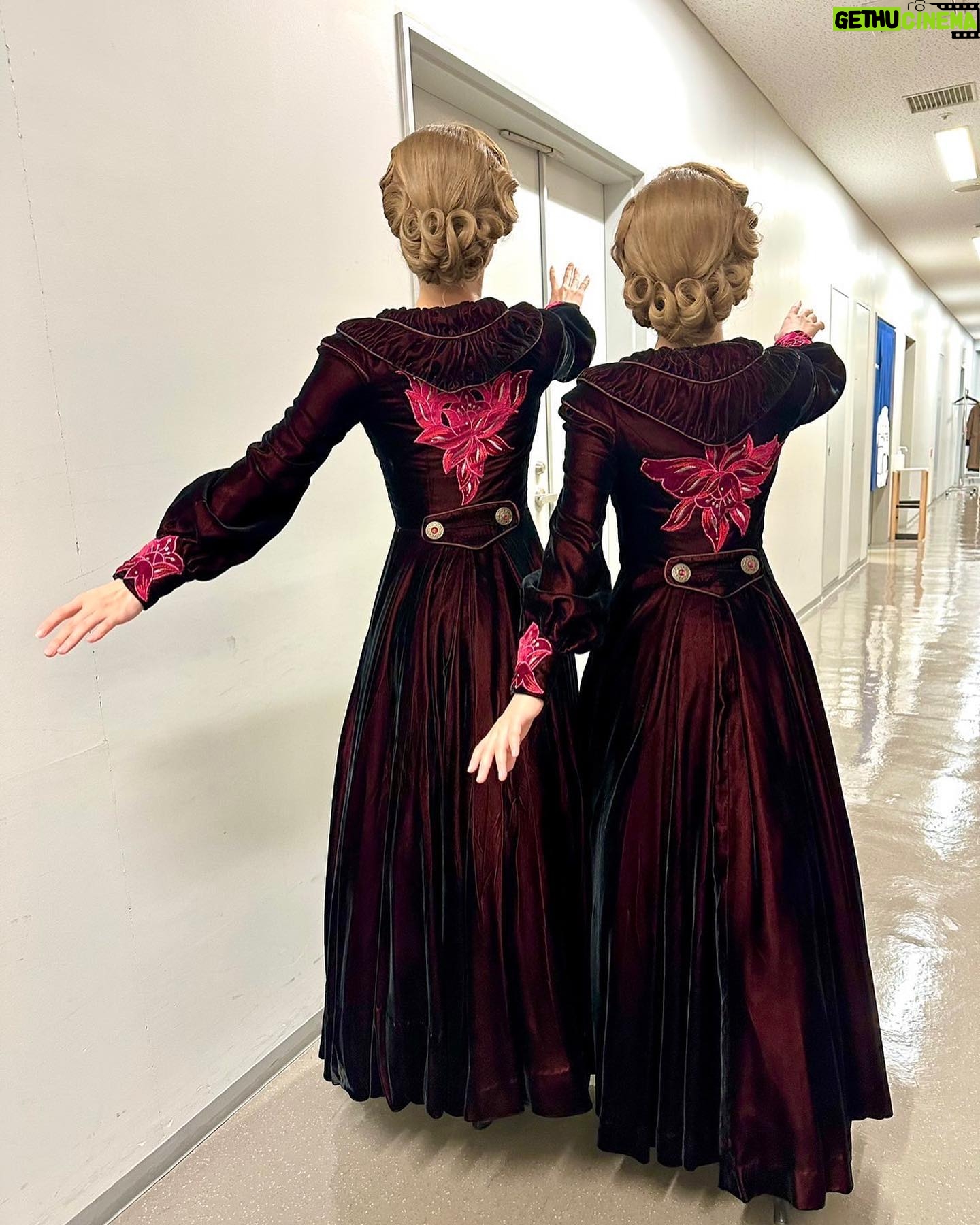 Wakana Aoi - 3 Likes - .
「ANASTASIA」
東京公演最終週が始まります!
私は5公演。
楽しみます😊
皆さんにもどうか楽しんでほしい!
劇場でお待ちしてます!
舞台稽古の時に撮ったものですが、はるちゃんと私の衣装は同じようで実は細かな違いが…!
青ドレスは微妙に色が違うし、バーガンディガウンは模様が違う。
そして、カツラの毛の巻き方も違うのです!
面白い。。
やっぱり衣装にも「私たちらしさ」は助けられているんですね。みんな意思を持っているようでとても心強い衣装やカツラ達です☺️
#ANASTASIA