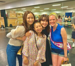 Wakana Aoi Instagram - .
「ANASTASIA」
無事に全員が初日を迎えました！

ここから頑張るぞ〜！と気持ちを新たにしたところですが、ここまででお別れのメンバーもたくさんいます。。

その中の2人、演出のサラさんと通訳のゆいさん。

密にやりとりをつづけてきて、いつも丁寧な表現で伝えてくださるし、時には人としてサラが持っている考えや価値観を分けてくださったり、本当にたくさんのことを与えていただいて、、、。
もうとにかく二人の持つ明るいキャラクターが大好き！🥹

出会える人の数はきっと限られている中で、こんな出会いや別れはやっぱりすごく輝いていて、運命に感謝せずにはいられません。

うん、感謝！！😤
お二人以外にも、たくさんの方に支えられて、そして、与えていただいたことは、アーニャとして舞台に立つ時間が常に思い出させてくれるし、きっと毎日誠実に向き合うことでお返しできるのだと思います。

新しい気持ちを胸に、またこの世界を楽しみたいと思います！
皆様もぜひ劇場でお会いしましょう〜

#ANASTASIA