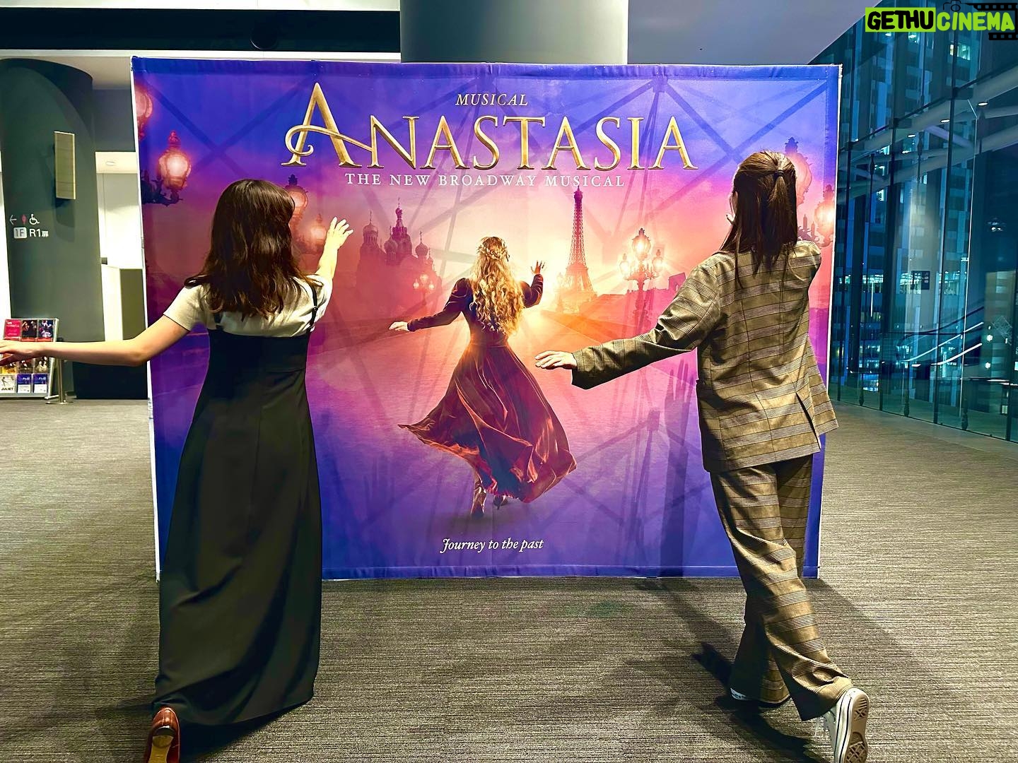 Wakana Aoi - 3 Likes - .
「ANASTASIA」
初日!
無事に開幕しました。
キャスト、スタッフさん、そして待ち望んでいてくださっていたお客様、みんなの想いを感じた日でした。本当にありがとうございます!
ここから大千穐楽まで旅が始まります。
この時間をひとつひとつ大切にしながら進みたい、後悔のない道を歩きたいと心に誓う事ができた、本当に素敵な夜でした。
明日から、それぞれのキャストの初日が続きます!
みんなで駆け抜ける最後の日まで応援してねー!
よろしくお願いします☺️
みなさんこれで写真撮りました?
ぜひ撮ってくださいね😆
はるーニャと。
劇中でこのポーズを再現しているところがあるんだけど、それもぜひチェックしてみてほしいなぁ☺️笑
#ANASTASIA