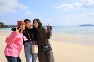 Wakana Aoi Instagram - ．
初めての3人旅は、
9年ぶりの五島列島・福江島！

本当に久しぶりに会えた方達との温かい時間に胸がいっぱい😢

五島もどんどん進化していて、新しい場所や新しい出会いがあったり、無くなっていくものもあったり。
自分たちも同じように変わったり変わらなかったり無くしたりしながら進んでいくんだなぁと、たくさん色んな気持ちになれた旅でした。

賑やかで穏やかで楽しい旅！😆