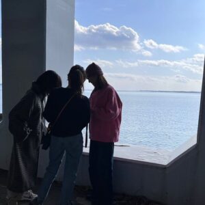 Wakana Aoi Instagram - ．
初めての3人旅は、
9年ぶりの五島列島・福江島！

本当に久しぶりに会えた方達との温かい時間に胸がいっぱい😢

五島もどんどん進化していて、新しい場所や新しい出会いがあったり、無くなっていくものもあったり。
自分たちも同じように変わったり変わらなかったり無くしたりしながら進んでいくんだなぁと、たくさん色んな気持ちになれた旅でした。

賑やかで穏やかで楽しい旅！😆