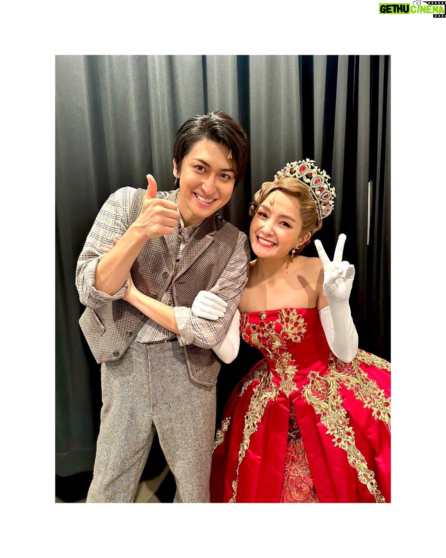 Wakana Aoi - 3 Likes - .
「ANASTASIA」東京公演千秋楽を迎えました!
やり切った〜!!
応援ありがとうございました🥹
波瀾万丈、大変な時もあったけど本当に充実した旅でした。
いつでもこのお話の持つ、夢や希望、明るいパワーに背中を押してもらって立っていました☺️
時には闘い、時には寄りかかり、本当に支えてもらったディマ達との写真を。
心から救われた瞬間が何度もありました。最高のバディ!😆(バディでいいのかな笑)
そして、いつだって前向きに愛らしいトリオの写真も!
このトリオ大好き!どんな冒険だって私たちなりに楽しめちゃう気がしてくる、本当に心強い存在です。
禅さんヴラドとは写真が撮れなかったのでそれはまた大阪の旅で。。
みなさま、改めて東京公演の応援ありがとうございました。最後までやり切ることができたのは、本当に大きな意味があるなと思います。
次は大阪へ!
まだまだ楽しみます😊
#ANASTASIA
#海宝直人
#相葉裕樹
#内海啓貴
#大澄賢也