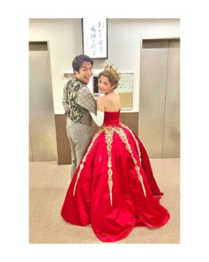 Wakana Aoi Instagram - ．
「ANASTASIA」
ついに大千穐楽を迎えることができました〜！！！

昨日はどちらかというと寂しくて寂しくて仕方がなかったのですが🥹

2020年に出会ったこの作品は、コロナ禍でお客様が劇場から日々少なくなっていく中での上演や、中止せざるおえなかった状況など様々な経験と気持ちと共にありました。
2023年までの3年間、どこかでずっと気掛かりな、どこかでみなさんと同じ気持ちという絆を持っているような、そんな日々を過ごしていましたが、昨日、無事に大阪大千穐楽までの道のりを終えることができました。

本当に心からホッとしているし、この作品に対して少しでも恩返しできているのであればとても嬉しいです。

カーテンコールでもお話ししましたが、このお話、そしてアーニャ役が私はとっても大好きで、人生で出会うことができて本当に幸せでした。
私自身背中を押され続けたこの役、作品が、
関わられた皆さま、応援してくださった皆さまにとっても何か意味を持つものとなっていたらいいなぁ☺️

写真がたくさんあるので、分散して載せられたら…

ひとまずは、なおぴディミトリと！
毎公演毎公演、新鮮な心でその場にいらっしゃるから、ワクワクしながらぶつかっていける、そして絶対に受け止めてくれるという信頼のもと出来た、たくさんの気持ちのやり取りはかけがえのない思い出です☺️どこか、なおぴディミトリを驚かせたい、この人の心を予測できない方向に動かしてみせたい！みたいな気持ちで向き合い続けていけたのは、とてもよかったように思います。またご一緒できるように精進します！

#ANASTASIA