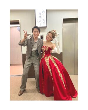 Wakana Aoi Instagram - ．
「ANASTASIA」
ついに大千穐楽を迎えることができました〜！！！

昨日はどちらかというと寂しくて寂しくて仕方がなかったのですが🥹

2020年に出会ったこの作品は、コロナ禍でお客様が劇場から日々少なくなっていく中での上演や、中止せざるおえなかった状況など様々な経験と気持ちと共にありました。
2023年までの3年間、どこかでずっと気掛かりな、どこかでみなさんと同じ気持ちという絆を持っているような、そんな日々を過ごしていましたが、昨日、無事に大阪大千穐楽までの道のりを終えることができました。

本当に心からホッとしているし、この作品に対して少しでも恩返しできているのであればとても嬉しいです。

カーテンコールでもお話ししましたが、このお話、そしてアーニャ役が私はとっても大好きで、人生で出会うことができて本当に幸せでした。
私自身背中を押され続けたこの役、作品が、
関わられた皆さま、応援してくださった皆さまにとっても何か意味を持つものとなっていたらいいなぁ☺️

写真がたくさんあるので、分散して載せられたら…

ひとまずは、なおぴディミトリと！
毎公演毎公演、新鮮な心でその場にいらっしゃるから、ワクワクしながらぶつかっていける、そして絶対に受け止めてくれるという信頼のもと出来た、たくさんの気持ちのやり取りはかけがえのない思い出です☺️どこか、なおぴディミトリを驚かせたい、この人の心を予測できない方向に動かしてみせたい！みたいな気持ちで向き合い続けていけたのは、とてもよかったように思います。またご一緒できるように精進します！

#ANASTASIA