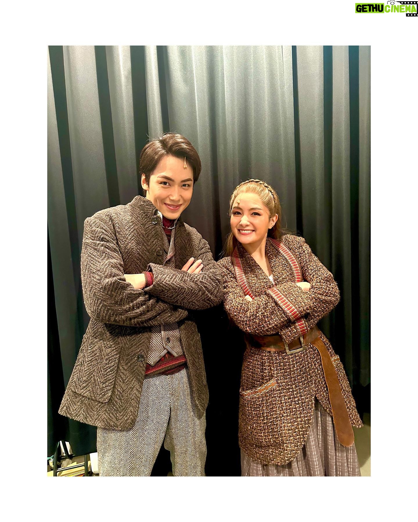 Wakana Aoi - 3 Likes - .
「ANASTASIA」東京公演千秋楽を迎えました!
やり切った〜!!
応援ありがとうございました🥹
波瀾万丈、大変な時もあったけど本当に充実した旅でした。
いつでもこのお話の持つ、夢や希望、明るいパワーに背中を押してもらって立っていました☺️
時には闘い、時には寄りかかり、本当に支えてもらったディマ達との写真を。
心から救われた瞬間が何度もありました。最高のバディ!😆(バディでいいのかな笑)
そして、いつだって前向きに愛らしいトリオの写真も!
このトリオ大好き!どんな冒険だって私たちなりに楽しめちゃう気がしてくる、本当に心強い存在です。
禅さんヴラドとは写真が撮れなかったのでそれはまた大阪の旅で。。
みなさま、改めて東京公演の応援ありがとうございました。最後までやり切ることができたのは、本当に大きな意味があるなと思います。
次は大阪へ!
まだまだ楽しみます😊
#ANASTASIA
#海宝直人
#相葉裕樹
#内海啓貴
#大澄賢也