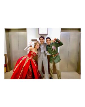 Wakana Aoi Instagram - ．
昨日は、あっきーディミトリ、なおぴグレブ、敬子さんリリー、リトルアナスタシアの柚ちゃんの千秋楽でした。

写真は、あっきーディミトリ、なおぴグレブ、けんやさんヴラドと☺️

あっきーディミトリは不器用で、ピュアで、でも優しくて、私のアーニャも結構強気だったんですけど、どんなに打っても必ず打ち返してくれる健気さと強さみたいなものをあっきーディミトリから感じていて、公演の間中ずっとラリーをし続けてるのがとてもワクワクしていました☺️時には兄妹のように、親友のように、恋人のように…毎公演本当にキラキラしてました！

そして、グレブとアーニャの関係性って本当に難しくて、きっと無限の解釈があるんだと思います。その中で、なおぴが作り上げているグレブが言葉では説明しにくい、でもそこに確かに存在していて、敵とか味方ではなく、この人自体が過去を想起させるトラウマの引き金みたいに思ったりして、その不思議な存在感に心をざわつかせているアーニャでした。その感覚ってなんて言っていいかわからないのですが、とても新しい感覚ですごく楽しかったです。

今日のお昼公演では、はるちゃん、ばっち、禅さん、マルシアさん、夢ちゃんが千秋楽を迎えられます。
心をそばに…！
そして、夜は自分含めカンパニー全体の千秋楽です。
どうぞ見守っててください…！

#ANASTASIA