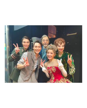 Wakana Aoi Instagram - ．
昨日で、禅さんヴラドとは最後の共演でした🥹
3年前から、トリオとして一緒に心を重ねてきました。
経験の少ない私に、稽古場から色々な事を話してくださったり、自信が持てるような言葉をかけてくださったり、禅さんのお人柄が滲み出ているヴラドは、舞台上で、いつもチャーミングでいつも温かくて、包み込まれるような安心感を感じていました☺️
ご一緒できて幸せでした！

最後に珍しいメンバーで写真を撮れたのもとっても嬉しいです😆

#ANASTASIA