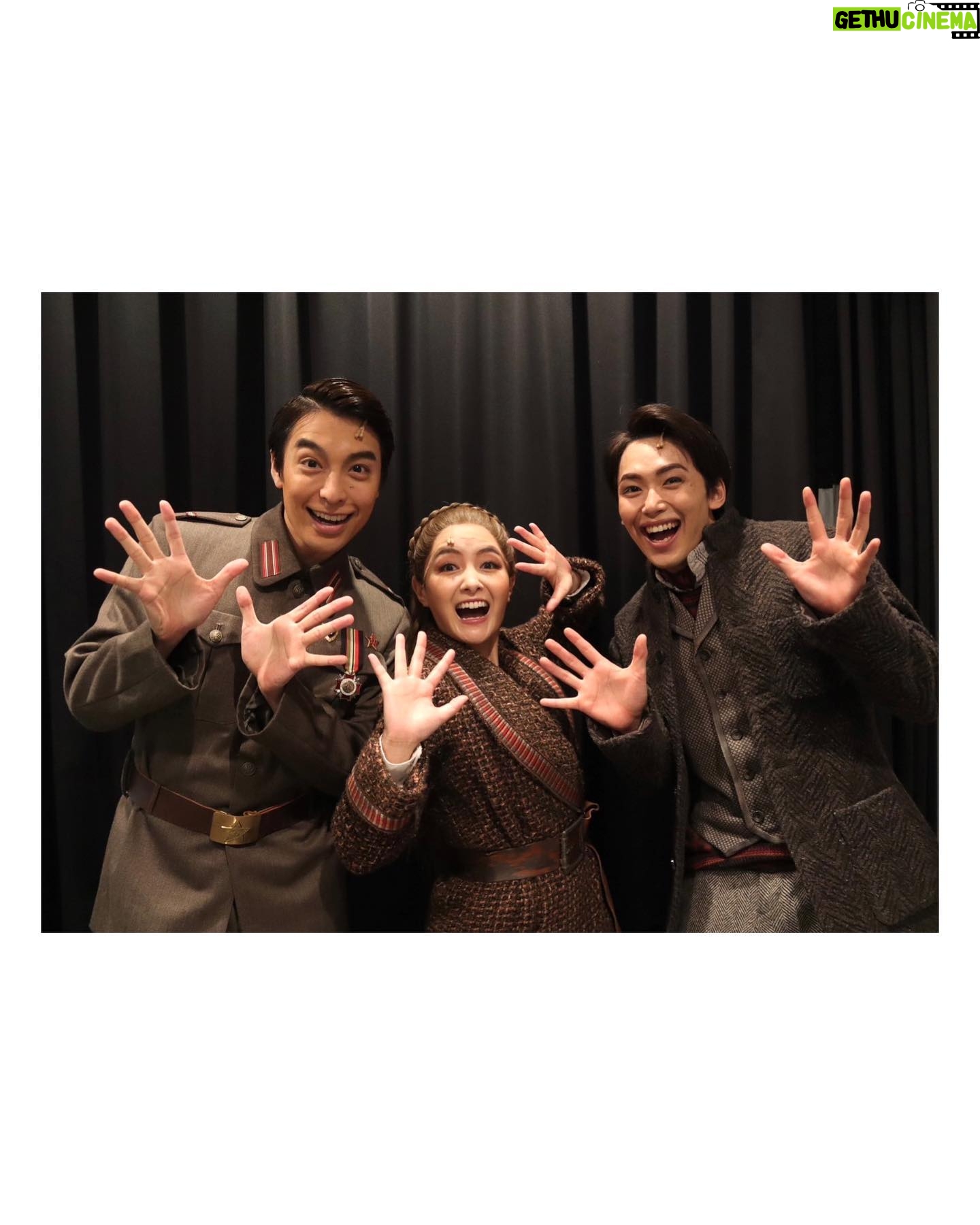 Wakana Aoi - 3 Likes - .
今日で、千秋楽を迎えたメンバーが!
あっきーディミトリ、なおぴグレブと。
早い…すごい…
ディミトリとグレブと3人のショットって珍しすぎてどんなポーズしていいか終始分からなかった写真たちです。笑
明日はついに、自分の千秋楽です!
😭
すごい…
きちんとやり切りたいです。
応援よろしくお願いします!
#ANASTASIA
#海宝直人
#内海啓貴