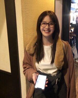 Wakana Matsumoto Instagram - みなさん、こんにちは。

あっついあっつい。

朝起きたら左腕が筋肉痛でした。
考えられるとしたら昨日の撮影時バッグを持って歩いた…
それが本当に原因だとしたら。

そうだ。ラジオ体操始めよう。

さて、写真はまだ復讐前の密さん。
そしてカメラマンは…

誰でしょうか🫧
写真撮るのじょうずだね
って褒めたら喜んでたくさん撮ってくれたうちの一枚。