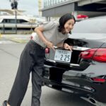 Wakana Matsumoto Instagram - ONE DAY ~聖夜のから騒ぎ~ の現場で見つけた助監督さんたちの愛🫶 カレンが乗っている車のナンバーや警察手帳の登録番号が 【225】 私の誕生日です。 🫶🫶🫶 優しいほっこり嬉しいにんまり 愛に溢れた現場です。 そして、今日は第9話！ どんどん面白くなってきたーーー！ 先週の終わり、発砲された誠司の腹部を押さえ救急車に乗りこんだところで終わりましたね。 今週はどうなっちゃうの！？！？ おたのしみに🙌
