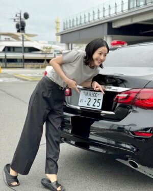 Wakana Matsumoto Instagram - ONE DAY ~聖夜のから騒ぎ~
の現場で見つけた助監督さんたちの愛🫶

カレンが乗っている車のナンバーや警察手帳の登録番号が

【225】

私の誕生日です。

🫶🫶🫶

優しいほっこり嬉しいにんまり

愛に溢れた現場です。

そして、今日は第9話！

どんどん面白くなってきたーーー！

先週の終わり、発砲された誠司の腹部を押さえ救急車に乗りこんだところで終わりましたね。

今週はどうなっちゃうの！？！？

おたのしみに🙌
