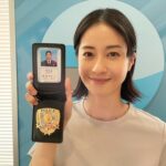 Wakana Matsumoto Instagram - ONE DAY ~聖夜のから騒ぎ~ の現場で見つけた助監督さんたちの愛🫶 カレンが乗っている車のナンバーや警察手帳の登録番号が 【225】 私の誕生日です。 🫶🫶🫶 優しいほっこり嬉しいにんまり 愛に溢れた現場です。 そして、今日は第9話！ どんどん面白くなってきたーーー！ 先週の終わり、発砲された誠司の腹部を押さえ救急車に乗りこんだところで終わりましたね。 今週はどうなっちゃうの！？！？ おたのしみに🙌