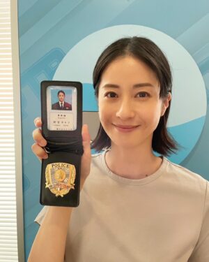 Wakana Matsumoto Instagram - ONE DAY ~聖夜のから騒ぎ~
の現場で見つけた助監督さんたちの愛🫶

カレンが乗っている車のナンバーや警察手帳の登録番号が

【225】

私の誕生日です。

🫶🫶🫶

優しいほっこり嬉しいにんまり

愛に溢れた現場です。

そして、今日は第9話！

どんどん面白くなってきたーーー！

先週の終わり、発砲された誠司の腹部を押さえ救急車に乗りこんだところで終わりましたね。

今週はどうなっちゃうの！？！？

おたのしみに🙌