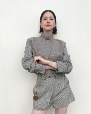 Wakana Matsumoto Instagram - 本日、7月7日。
FENDIの 2022-23年秋冬クチュールコレクションを、フランス・パリにて発表されます。
FENDI Couture AW22 Showが21:30からfendi.comでライブ配信されるそうなので皆様も是非ご覧ください！

僭越ながら私もFENDIのお洋服に袖を通して写真を撮りました。
素敵なお洋服を着ると気分が良き良き🫶

#Fendi
#FendiCouture